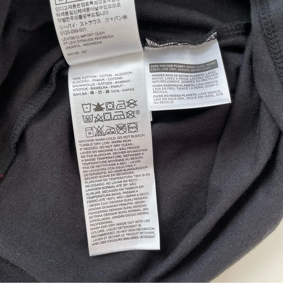 Levis 90s Serif Logo Perfect Graphic Tee Shirt in Caviar Black NWT - Picture 7 of 10